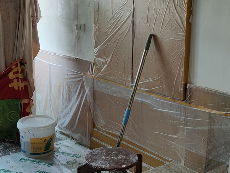 墻面粉刷維修：在舊墻面上重新刷乳膠漆之前，一般先要對舊墻上的油污、浮灰、空鼓或裂紋等做處理，清除浮灰，鏟除起砂翹皮等部位，對油污的部位，應先將原有涂層鏟除，不能鏟除應徹底清洗干凈，墻面清理完畢，在用膩子批刮兩道。 選用顆粒細度較高和質地較硬的膩子為佳，也可以在膩子里增添加一定的白乳膠，可以提高膩子的硬度。盡量用較細的砂紙，通常質地較松軟的膩子用400-500號的砂紙，質地較硬的用360-400號為佳，假如砂紙?zhí)值脑挄粝潞苌畹纳昂?，刷漆是掩蓋不掉的。打磨結束必定。 墻面底漆很重要，特別對舊墻刷新來說，如果直接上面漆墻面容易起泡發(fā)霉，日照久了墻面顏色也容易出現變化。刷底漆時一定要注意刷勻，確保墻面每個地方都刷到。刷底漆時滾筒選擇也很重要，不好的滾筒涂刷效果較差，會直接影響到面漆效果。