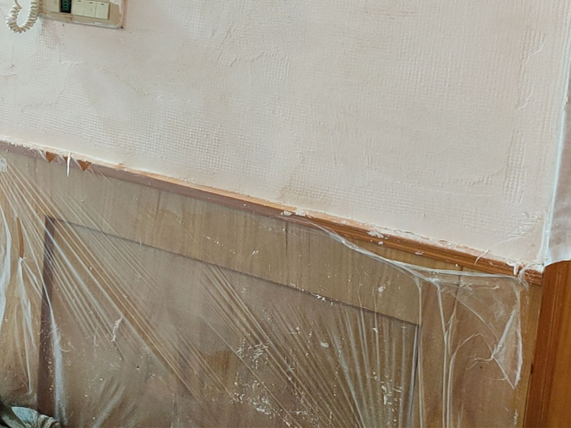 墻面粉刷維修：在舊墻面上重新刷乳膠漆之前，一般先要對舊墻上的油污、浮灰、空鼓或裂紋等做處理，清除浮灰，鏟除起砂翹皮等部位，對油污的部位，應先將原有涂層鏟除，不能鏟除應徹底清洗干凈，墻面清理完畢，在用膩子批刮兩道。 選用顆粒細度較高和質地較硬的膩子為佳，也可以在膩子里增添加一定的白乳膠，可以提高膩子的硬度。盡量用較細的砂紙，通常質地較松軟的膩子用400-500號的砂紙，質地較硬的用360-400號為佳，假如砂紙?zhí)值脑挄粝潞苌畹纳昂?，刷漆是掩蓋不掉的。打磨結束必定。 墻面底漆很重要，特別對舊墻刷新來說，如果直接上面漆墻面容易起泡發(fā)霉，日照久了墻面顏色也容易出現變化。刷底漆時一定要注意刷勻，確保墻面每個地方都刷到。刷底漆時滾筒選擇也很重要，不好的滾筒涂刷效果較差，會直接影響到面漆效果。