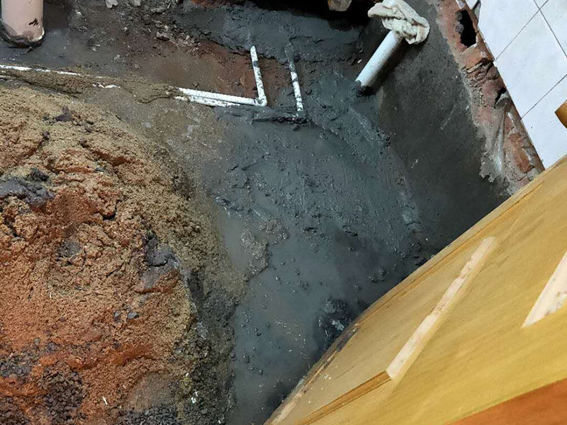 衛(wèi)生間防水找平：在進行防水處理之前，一定先找平地面du。找平層施工方法：基面有空隙、裂縫、不平等缺陷的，用水泥砂漿修補抹平。使基面必須堅固、平整、干凈、無灰塵、油膩、蠟、脫模劑等以及其他碎屑物質。找平層干燥后方可進行防水層施工，施工期間應防火、防水。防水層完成后，要進行成品保護，不得上人走動。