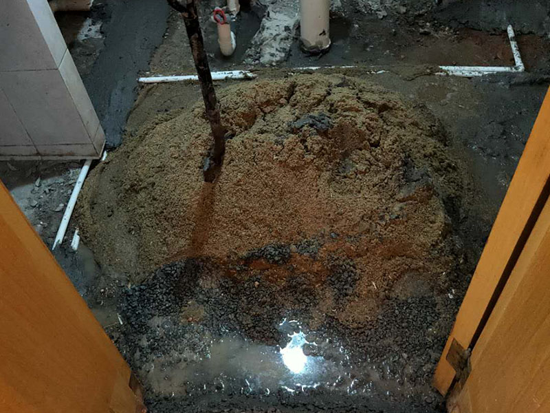 衛(wèi)生間防水找平：在進行防水處理之前，一定先找平地面du。找平層施工方法：基面有空隙、裂縫、不平等缺陷的，用水泥砂漿修補抹平。使基面必須堅固、平整、干凈、無灰塵、油膩、蠟、脫模劑等以及其他碎屑物質。找平層干燥后方可進行防水層施工，施工期間應防火、防水。防水層完成后，要進行成品保護，不得上人走動。