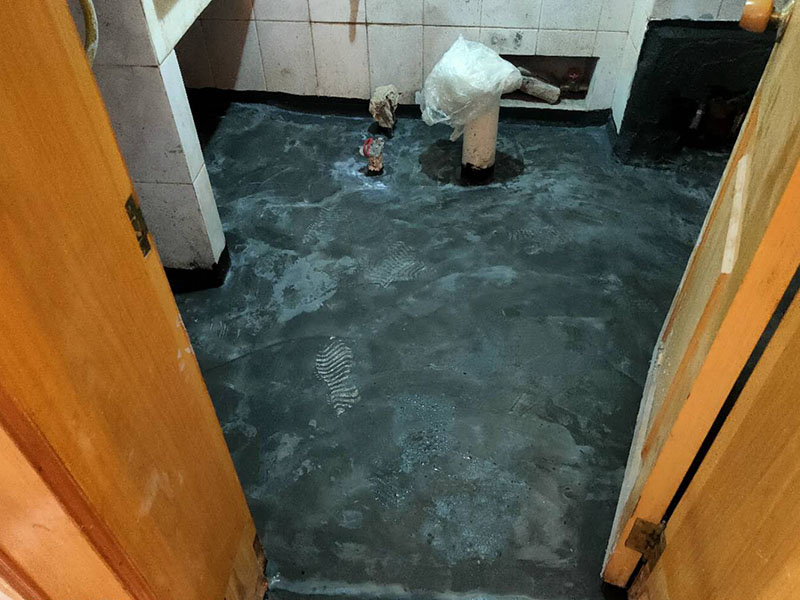 衛(wèi)生間防水找平：在進行防水處理之前，一定先找平地面du。找平層施工方法：基面有空隙、裂縫、不平等缺陷的，用水泥砂漿修補抹平。使基面必須堅固、平整、干凈、無灰塵、油膩、蠟、脫模劑等以及其他碎屑物質。找平層干燥后方可進行防水層施工，施工期間應防火、防水。防水層完成后，要進行成品保護，不得上人走動。