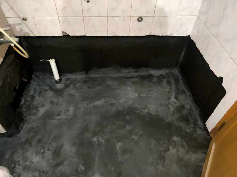 衛(wèi)生間防水找平：在進行防水處理之前，一定先找平地面du。找平層施工方法：基面有空隙、裂縫、不平等缺陷的，用水泥砂漿修補抹平。使基面必須堅固、平整、干凈、無灰塵、油膩、蠟、脫模劑等以及其他碎屑物質。找平層干燥后方可進行防水層施工，施工期間應防火、防水。防水層完成后，要進行成品保護，不得上人走動。