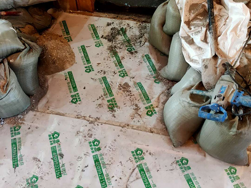 衛(wèi)生間丙綸防水:刷第一遍防水涂料。施工前確保工地干凈、干燥，防水涂料要涂滿，無遺漏，與基層結(jié)合牢固，無裂紋，無氣泡，無脫落現(xiàn)象。涂刷高度一致，厚度要達到產(chǎn)品規(guī)定要求?！?刷第二遍防水涂料。注意、第二遍防水涂料間需要有一定時間間隔，待遍涂料干透后才能進行第二遍，具體時間視涂料而定。間隔時間太短，防水的效果會大打折扣。 鋪保護層。為防止之后的施工破壞防水層，需在防水涂料表面鋪上保護層。保護層要完全覆蓋防水層，無遺漏，與基層結(jié)合牢固，無裂紋，無氣泡，無脫落現(xiàn)象。 閉水試驗。閉水試驗時，地面點的水線不能低于2厘米，保存至少24小時，觀察無滲漏現(xiàn)象后方算合格。如有滲漏，需重做，切莫不能疏忽大意。