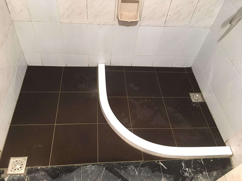 衛(wèi)生間裝修改造:既然是改造，肯定是對(duì)衛(wèi)生間的格局或是衛(wèi)浴設(shè)施、地磚、墻磚等地方不滿意，但在改造之前你需要將這些不滿意的地方進(jìn)行拆除，且拆除之后的垃圾也要及時(shí)清理，避免阻礙施工進(jìn)程。將不需要或是不滿意的地方進(jìn)行拆除后，留下的成品需要進(jìn)行施工保護(hù)，防止磕碰到，還可防止被上面的重物或是棱角碰壞。水電改造可謂是改造衛(wèi)生間的重點(diǎn)，衛(wèi)生間原有的水電路管線往往有許多不合理的布局，所以在改造過(guò)程中要對(duì)原有的水電路進(jìn)行徹查，看是否存在銹蝕、老化等情況，若有，則需要更換新的電路、水路，如果線路良好，且沒(méi)有多大的問(wèn)題，則只需要添加刪減線路就可以了。同時(shí)在改造的時(shí)候最好能做到以后維修和保養(yǎng)都比較方便，然后將其做好隱蔽處理。