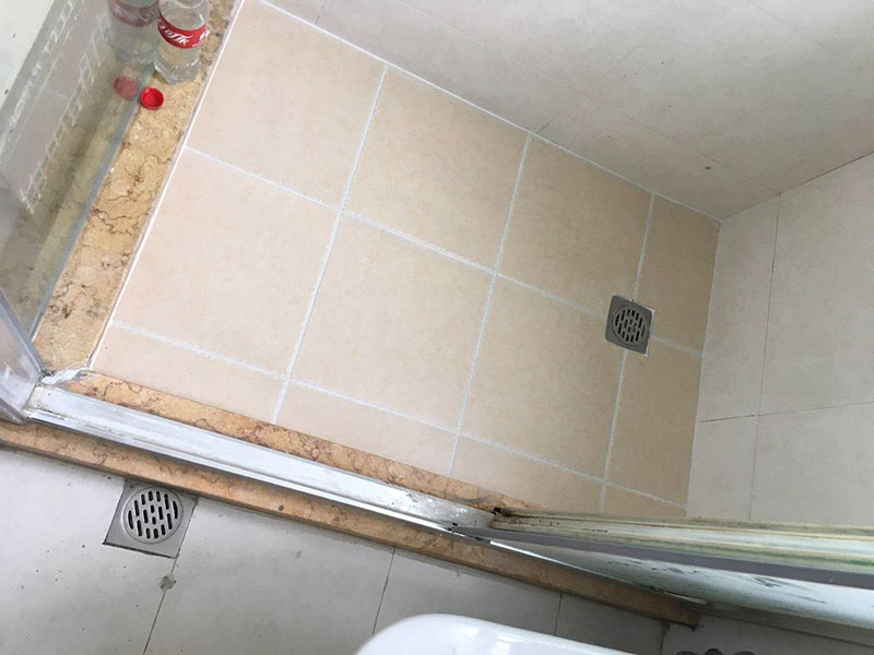 衛(wèi)生間裝修改造:既然是改造，肯定是對(duì)衛(wèi)生間的格局或是衛(wèi)浴設(shè)施、地磚、墻磚等地方不滿意，但在改造之前你需要將這些不滿意的地方進(jìn)行拆除，且拆除之后的垃圾也要及時(shí)清理，避免阻礙施工進(jìn)程。將不需要或是不滿意的地方進(jìn)行拆除后，留下的成品需要進(jìn)行施工保護(hù)，防止磕碰到，還可防止被上面的重物或是棱角碰壞。水電改造可謂是改造衛(wèi)生間的重點(diǎn)，衛(wèi)生間原有的水電路管線往往有許多不合理的布局，所以在改造過(guò)程中要對(duì)原有的水電路進(jìn)行徹查，看是否存在銹蝕、老化等情況，若有，則需要更換新的電路、水路，如果線路良好，且沒(méi)有多大的問(wèn)題，則只需要添加刪減線路就可以了。同時(shí)在改造的時(shí)候最好能做到以后維修和保養(yǎng)都比較方便，然后將其做好隱蔽處理。