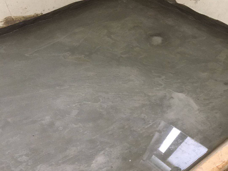 衛(wèi)生間裝修改造:既然是改造，肯定是對(duì)衛(wèi)生間的格局或是衛(wèi)浴設(shè)施、地磚、墻磚等地方不滿意，但在改造之前你需要將這些不滿意的地方進(jìn)行拆除，且拆除之后的垃圾也要及時(shí)清理，避免阻礙施工進(jìn)程。將不需要或是不滿意的地方進(jìn)行拆除后，留下的成品需要進(jìn)行施工保護(hù)，防止磕碰到，還可防止被上面的重物或是棱角碰壞。水電改造可謂是改造衛(wèi)生間的重點(diǎn)，衛(wèi)生間原有的水電路管線往往有許多不合理的布局，所以在改造過(guò)程中要對(duì)原有的水電路進(jìn)行徹查，看是否存在銹蝕、老化等情況，若有，則需要更換新的電路、水路，如果線路良好，且沒(méi)有多大的問(wèn)題，則只需要添加刪減線路就可以了。同時(shí)在改造的時(shí)候最好能做到以后維修和保養(yǎng)都比較方便，然后將其做好隱蔽處理。