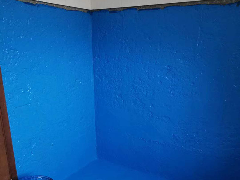 衛(wèi)生間刷防水:首先要進(jìn)行地面處理，確保地面干凈，沒有任何雜物污染，基層表面堅(jiān)實(shí)，無脫皮等現(xiàn)象，我們還要進(jìn)行地面找平，保證地面平整，沒有較大的缺陷和補(bǔ)痕。防水涂料要刷全面，與基層結(jié)合牢固，不會出現(xiàn)氣泡，脫落等問題。我們涂刷時，要由下至上，先墻后地涂刷。要在防水層上再鋪一層保護(hù)層，保護(hù)層要完全覆蓋防水層，與之結(jié)合牢固，不能存在裂紋、氣泡、脫落等問題。在做閉水試驗(yàn)前，要把衛(wèi)生間所有的下水都堵住，并且在衛(wèi)生間門口做一個簡易25厘米高的門檻，把衛(wèi)生間封好，再往衛(wèi)生間灌入20厘米高的水。24小時之后，衛(wèi)生間的水沒有滲漏，才能算衛(wèi)生間防水工程合格。