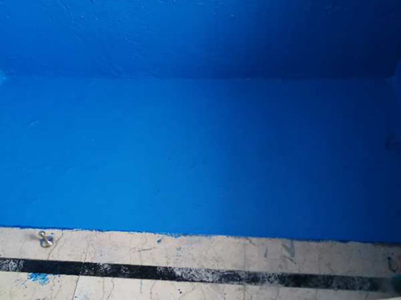 衛(wèi)生間刷防水:首先要進(jìn)行地面處理，確保地面干凈，沒有任何雜物污染，基層表面堅(jiān)實(shí)，無脫皮等現(xiàn)象，我們還要進(jìn)行地面找平，保證地面平整，沒有較大的缺陷和補(bǔ)痕。防水涂料要刷全面，與基層結(jié)合牢固，不會出現(xiàn)氣泡，脫落等問題。我們涂刷時，要由下至上，先墻后地涂刷。要在防水層上再鋪一層保護(hù)層，保護(hù)層要完全覆蓋防水層，與之結(jié)合牢固，不能存在裂紋、氣泡、脫落等問題。在做閉水試驗(yàn)前，要把衛(wèi)生間所有的下水都堵住，并且在衛(wèi)生間門口做一個簡易25厘米高的門檻，把衛(wèi)生間封好，再往衛(wèi)生間灌入20厘米高的水。24小時之后，衛(wèi)生間的水沒有滲漏，才能算衛(wèi)生間防水工程合格。