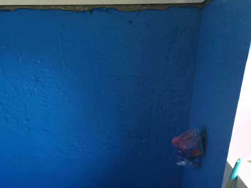 衛(wèi)生間刷防水:首先要進(jìn)行地面處理，確保地面干凈，沒有任何雜物污染，基層表面堅(jiān)實(shí)，無脫皮等現(xiàn)象，我們還要進(jìn)行地面找平，保證地面平整，沒有較大的缺陷和補(bǔ)痕。防水涂料要刷全面，與基層結(jié)合牢固，不會出現(xiàn)氣泡，脫落等問題。我們涂刷時，要由下至上，先墻后地涂刷。要在防水層上再鋪一層保護(hù)層，保護(hù)層要完全覆蓋防水層，與之結(jié)合牢固，不能存在裂紋、氣泡、脫落等問題。在做閉水試驗(yàn)前，要把衛(wèi)生間所有的下水都堵住，并且在衛(wèi)生間門口做一個簡易25厘米高的門檻，把衛(wèi)生間封好，再往衛(wèi)生間灌入20厘米高的水。24小時之后，衛(wèi)生間的水沒有滲漏，才能算衛(wèi)生間防水工程合格。