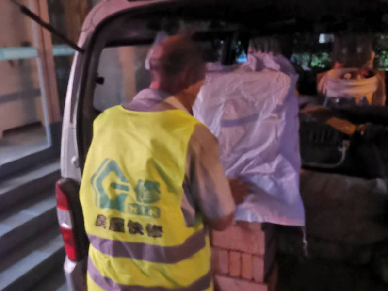 砌磚封門洞:首先準(zhǔn)備好材料，門洞一定要做頂梁，所以鋼筋不能少。沙子要中沙、河沙。水泥注意保質(zhì)期。磚最好用輕質(zhì)磚。一般門洞留90公分，如果門是定制的或特殊門，根據(jù)門的尺寸來定門洞寬度。攪拌好水泥沙后，開始砌墻。要先訂好門洞兩邊的磚的位置，先砌好他們，再在此基礎(chǔ)上砌就很快了。砌到2米的高度（特殊門根據(jù)尺寸特定），門洞要收口，需要做門洞梁。用水泥澆灌梁，中間鋼筋做骨。做好門洞梁后，繼續(xù)上面砌磚，做好整面墻。