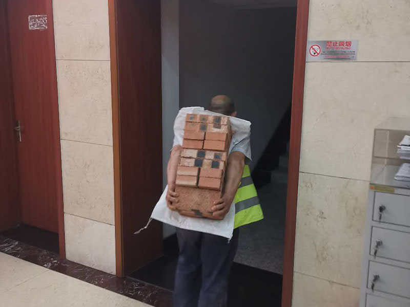 砌磚封門洞:首先準(zhǔn)備好材料，門洞一定要做頂梁，所以鋼筋不能少。沙子要中沙、河沙。水泥注意保質(zhì)期。磚最好用輕質(zhì)磚。一般門洞留90公分，如果門是定制的或特殊門，根據(jù)門的尺寸來定門洞寬度。攪拌好水泥沙后，開始砌墻。要先訂好門洞兩邊的磚的位置，先砌好他們，再在此基礎(chǔ)上砌就很快了。砌到2米的高度（特殊門根據(jù)尺寸特定），門洞要收口，需要做門洞梁。用水泥澆灌梁，中間鋼筋做骨。做好門洞梁后，繼續(xù)上面砌磚，做好整面墻。