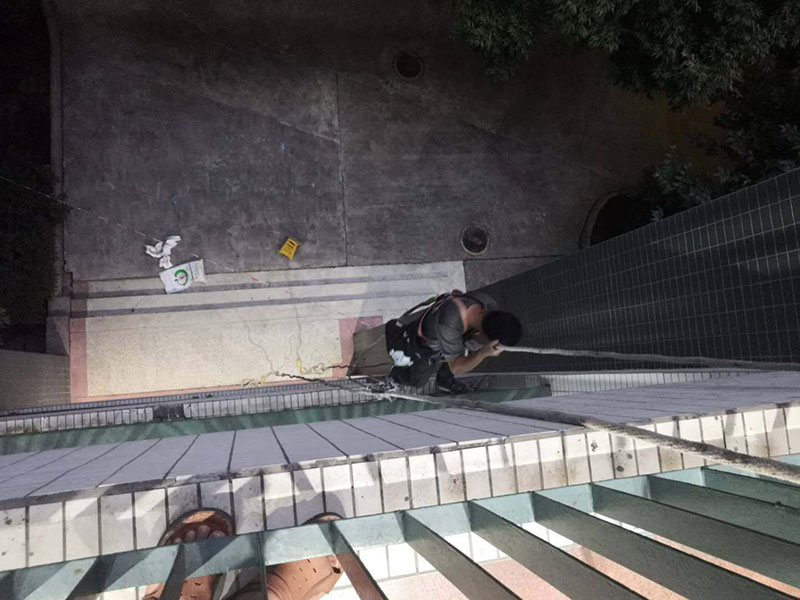 外墻欄桿瓷磚修補(bǔ)：把需要修補(bǔ)的瓷磚或者其他陶瓷產(chǎn)品清洗干凈，把里面的油污、粉塵等污染物清洗干凈。選擇與瓷磚顏色相近的瓷磚修補(bǔ)劑，A、B組份按照1:1的比例取出，放入平面或者容器里面充分混合攪拌均勻，然后靜置幾分鐘。把美紋紙貼在需要修補(bǔ)的部位邊緣處，以防止瓷磚修補(bǔ)劑弄到其他部位攪拌均勻后的瓷磚修補(bǔ)劑可操作時(shí)間大概為30分鐘，30分鐘內(nèi)用刮片將瓷磚修補(bǔ)劑均勻的涂抹在破損的部位，用刮片把表面的瓷磚修補(bǔ)劑刮平，然后撕掉周圍的美紋紙。