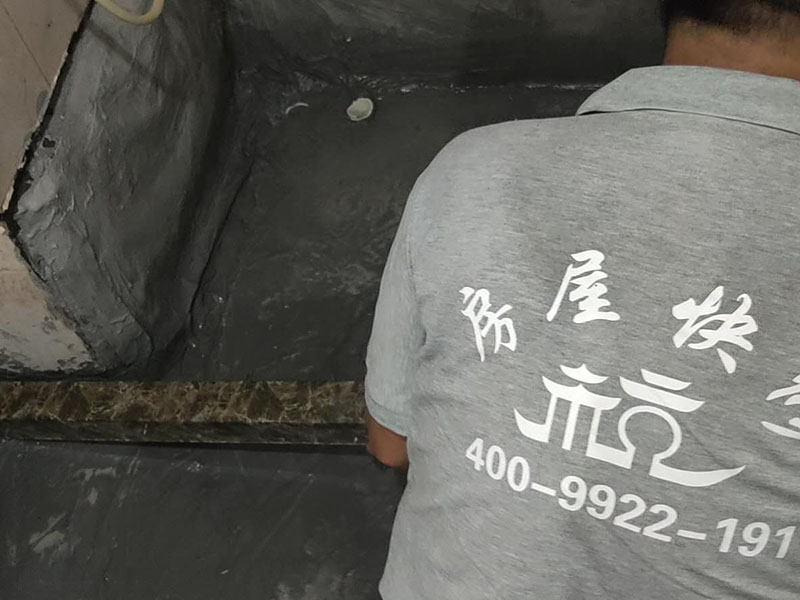 廁所貼磚維修：最重要的地方就是基層找平。其實不管怎么貼，墻面找平都是少不了的。畢竟不平的墻面，會影響后續(xù)的施工，而且鋪設(shè)好的瓷磚在使用一段時間過后，出現(xiàn)開裂的情況。在找平的時候，有突起的部分，要進(jìn)行打磨一直到平整為止。如有裂縫、孔洞還可以進(jìn)行修補(bǔ)。 在墻面修補(bǔ)平整之后，就可以開始粘貼瓷磚了。但是在施工前，一定要做好輔助線。不管是墻面還是地面的施工，都要打好輔助線，才能進(jìn)行瓷磚的鋪設(shè)。尤其是對于沒有經(jīng)驗的新手，有輔助線作為參考，會鋪設(shè)的更為垂直、更為平整，鋪設(shè)的效果，會大大的增加哦！ 可以開始鋪設(shè)瓷磚了，但是要注意鋪設(shè)的平整。如果是墻面的鋪設(shè)，那么就要從下往上施工，在瓷磚的背面，抹上攪拌好的泥漿，粘貼在墻面上，然后用膠錘或者鏟柄敲打，這樣會粘合的更牢靠一些。只要按照第一塊往上排即可，但是要注意參考輔助線，不要出現(xiàn)扭曲的情況。