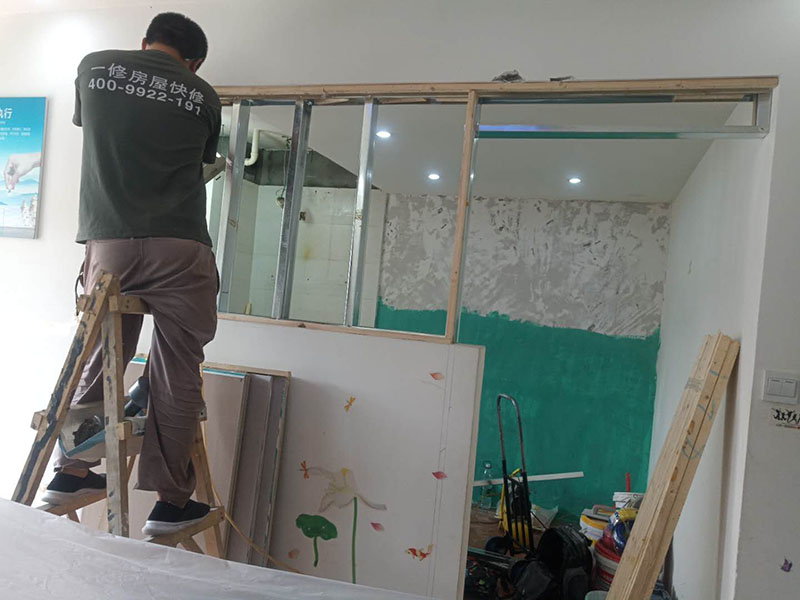 客廳隔斷安裝：注意龍骨架的穩(wěn)固，一般要加設龍骨架，滿足重物的需求，在龍骨架固定前要涂刷防火防腐涂料，一是為了防火防腐，二是為了完全遮掩龍骨；木方花格隔斷端部的石膏板與周圍的墻體或者是柱子應留3-5mm的槽口，施工時先在槽口處加注嵌縫膏，然后鋪板，擠壓嵌縫膏使其和鄰近表層緊緊接觸，以防出現(xiàn)后期的不密合現(xiàn)象。