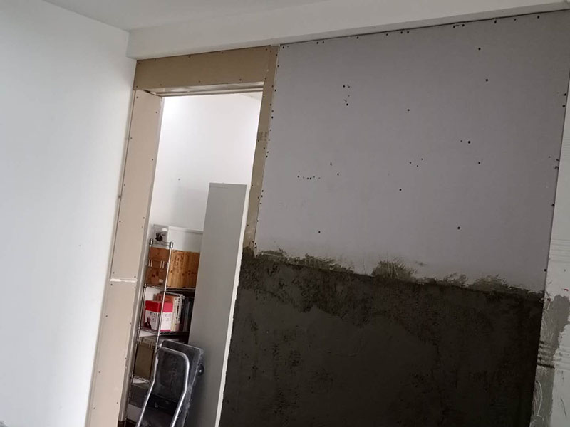 客廳隔斷安裝：注意龍骨架的穩(wěn)固，一般要加設龍骨架，滿足重物的需求，在龍骨架固定前要涂刷防火防腐涂料，一是為了防火防腐，二是為了完全遮掩龍骨；木方花格隔斷端部的石膏板與周圍的墻體或者是柱子應留3-5mm的槽口，施工時先在槽口處加注嵌縫膏，然后鋪板，擠壓嵌縫膏使其和鄰近表層緊緊接觸，以防出現(xiàn)后期的不密合現(xiàn)象。