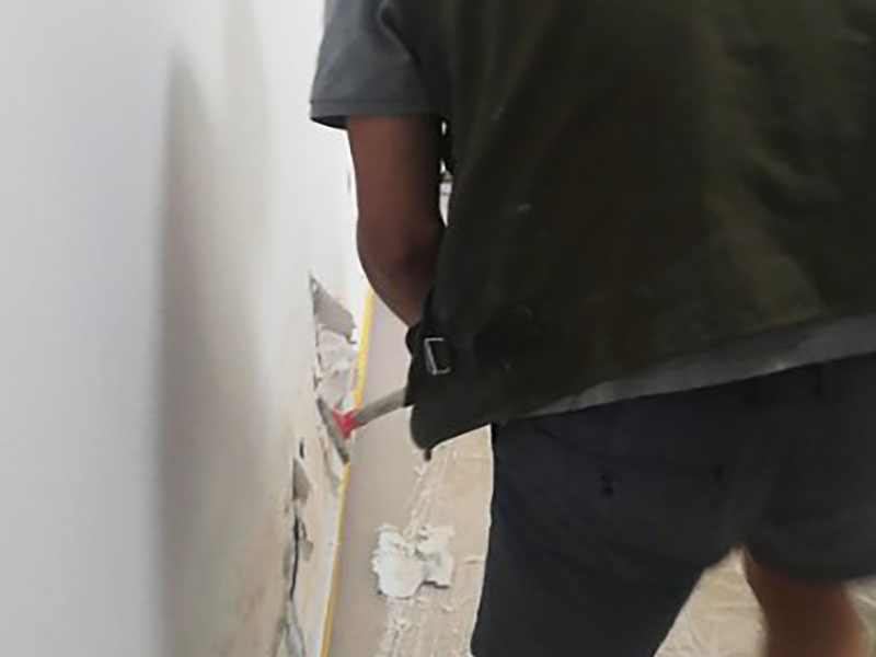 墻面脫皮翻新：先用鏟子把墻面因潮濕起皮的墻面至水泥層，清理施工面污物，粉塵等，保持干凈干燥。之后用隔離劑涂刷于水泥面2-3遍，每遍間隔3小時(shí)左右，隔離劑可以起到防潮防堿的效果，防止后續(xù)再出現(xiàn)潮濕起堿問題。隔天干后使用耐水膩?zhàn)痈喟褖γ嫘扪a(bǔ)完整，4-6小時(shí)表干后，用砂紙把墻面打磨平整。待隔天膩?zhàn)痈喔珊螅謇肀砻娣蹓m，涂刷乳膠漆2-3遍，每遍間隔3小時(shí)左右，涂刷乳膠漆是為了使墻面平整，美白，沒有粉塵效果。