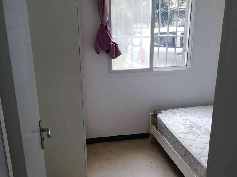 墻面脫皮翻新：先用鏟子把墻面因潮濕起皮的墻面至水泥層，清理施工面污物，粉塵等，保持干凈干燥。之后用隔離劑涂刷于水泥面2-3遍，每遍間隔3小時(shí)左右，隔離劑可以起到防潮防堿的效果，防止后續(xù)再出現(xiàn)潮濕起堿問題。隔天干后使用耐水膩?zhàn)痈喟褖γ嫘扪a(bǔ)完整，4-6小時(shí)表干后，用砂紙把墻面打磨平整。待隔天膩?zhàn)痈喔珊?，清理表面粉塵，涂刷乳膠漆2-3遍，每遍間隔3小時(shí)左右，涂刷乳膠漆是為了使墻面平整，美白，沒有粉塵效果。