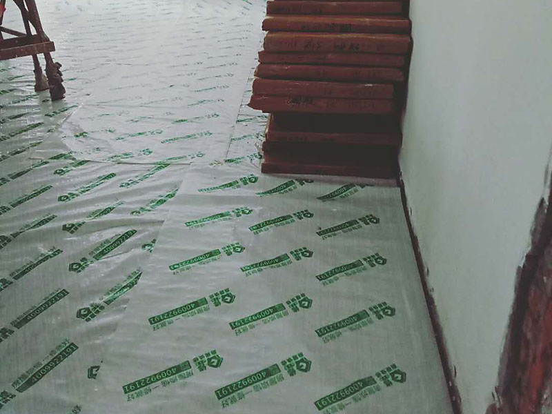 地面成品保護(hù)：滿鋪成品瓦楞紙板，再用干凈彩條布滿鋪在普通石膏板上，在彩條布交接處及轉(zhuǎn)角處用膠帶固定，也可選用木芯板或三夾板。材料選用視上人、車情況而定。 開(kāi)關(guān)插座面板用美紋紙滿包或采用透明塑料蓋保護(hù)。 門(mén)套的保護(hù)方式用原門(mén)框保護(hù)膜，或者多層板或密度板，報(bào)紙，美紋紙保護(hù)