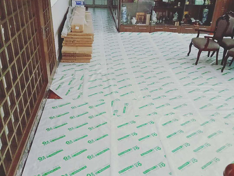 地面成品保護(hù)：滿鋪成品瓦楞紙板，再用干凈彩條布滿鋪在普通石膏板上，在彩條布交接處及轉(zhuǎn)角處用膠帶固定，也可選用木芯板或三夾板。材料選用視上人、車情況而定。 開(kāi)關(guān)插座面板用美紋紙滿包或采用透明塑料蓋保護(hù)。 門(mén)套的保護(hù)方式用原門(mén)框保護(hù)膜，或者多層板或密度板，報(bào)紙，美紋紙保護(hù)