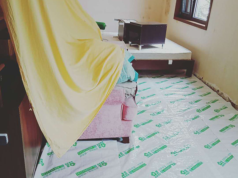 地面成品保護(hù)：滿鋪成品瓦楞紙板，再用干凈彩條布滿鋪在普通石膏板上，在彩條布交接處及轉(zhuǎn)角處用膠帶固定，也可選用木芯板或三夾板。材料選用視上人、車情況而定。 開(kāi)關(guān)插座面板用美紋紙滿包或采用透明塑料蓋保護(hù)。 門(mén)套的保護(hù)方式用原門(mén)框保護(hù)膜，或者多層板或密度板，報(bào)紙，美紋紙保護(hù)