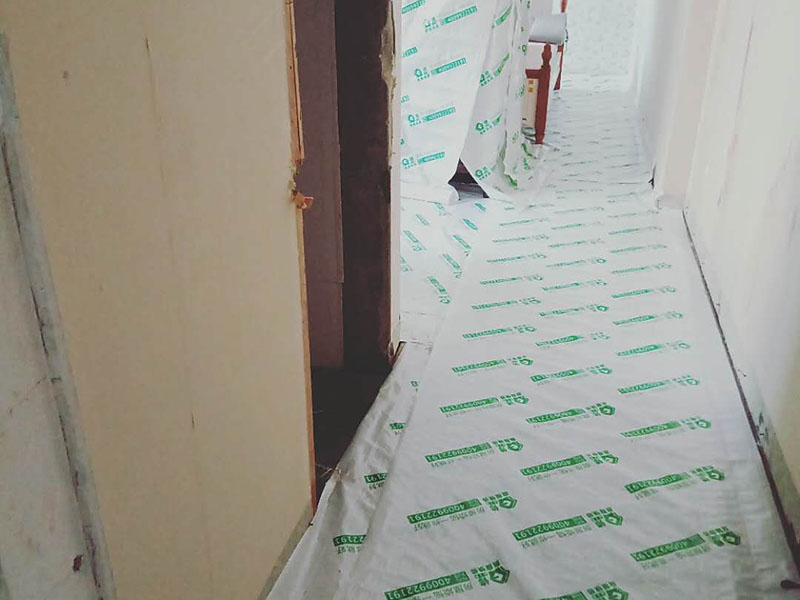 地面成品保護(hù)：滿鋪成品瓦楞紙板，再用干凈彩條布滿鋪在普通石膏板上，在彩條布交接處及轉(zhuǎn)角處用膠帶固定，也可選用木芯板或三夾板。材料選用視上人、車情況而定。 開(kāi)關(guān)插座面板用美紋紙滿包或采用透明塑料蓋保護(hù)。 門(mén)套的保護(hù)方式用原門(mén)框保護(hù)膜，或者多層板或密度板，報(bào)紙，美紋紙保護(hù)