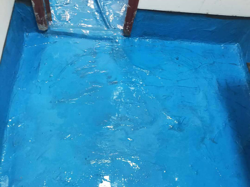 浴室地面防水貼磚:衛(wèi)生間做防水是一項(xiàng)很重要的流程，但很少有人懂衛(wèi)生間防水施工的流程到底要如何，比方說(shuō)會(huì)有人問(wèn)：衛(wèi)生間的防水在做完后，能不能馬上貼瓷磚呢？一般的防水施工要做2到3遍，而且防水的順序也是有講究的，比如，要先做完墻面防水再貼墻磚，其次才可以做地面防水，再貼地磚。簡(jiǎn)單總結(jié)一下，衛(wèi)生間防水的步驟是：先做墻面防水&rarr;貼墻磚&rarr;再做地面防水2-3遍&rarr;固化期5-7天&rarr;閉水實(shí)驗(yàn)合格&rarr;地面做水泥砂漿保護(hù)層&rarr;貼地磚。