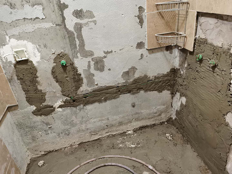 衛(wèi)生間改水管：一般衛(wèi)生間都有分冷熱水管，材質(zhì)多為PPR管，冷熱管之間的間距不能過近。 衛(wèi)生間水管都是從房頂過，這樣可以減少人為損壞的幾率。冷熱管的接口、出口處須平行。一般左邊為熱、右邊是冷水管。 管道的線路設(shè)計應(yīng)是避免彎曲，盡可能遠離電路。最后，管卡的位置坡度等也應(yīng)符合需求，每個閥門要安裝平整，方便日后的使用和維護。 冷、熱水管均為入墻做法，開槽時需檢查槽的深度，冷熱水管不能同槽。 安裝熱水器進出水口時，進水的閥門和進氣的閥門一定要考慮并應(yīng)安裝在相應(yīng)的位置。 安裝熱水管時需注意區(qū)別熱水器的進水口和出水口，進水口接上總閥門，出水口接通向衛(wèi)生間管道。安裝好后先打開閥門確定下無漏水等情況存在，最后在衛(wèi)生間安裝好水龍頭、花灑等即可。淋浴水管高度在1.8M--2.1M之間。