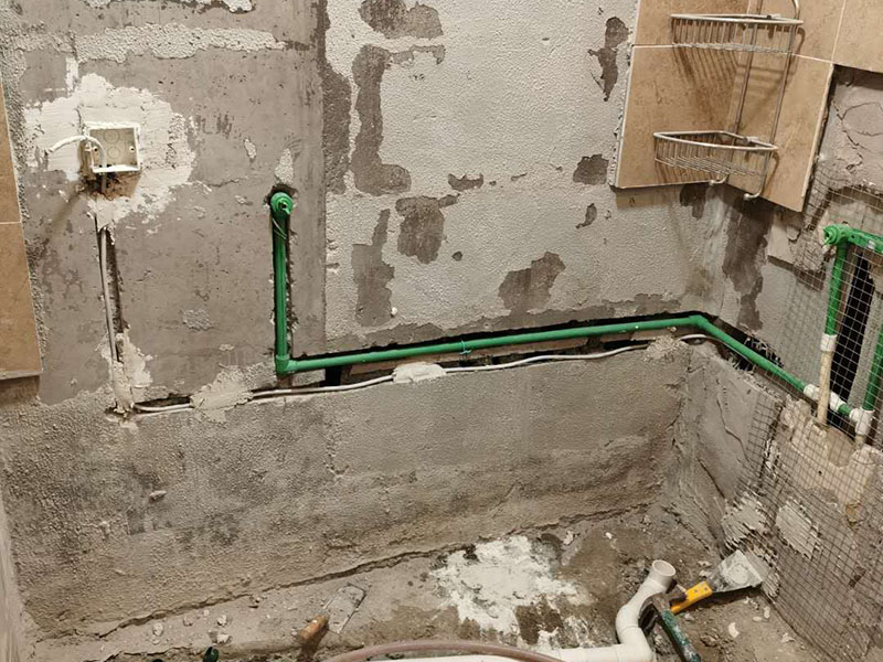 衛(wèi)生間改水管：一般衛(wèi)生間都有分冷熱水管，材質(zhì)多為PPR管，冷熱管之間的間距不能過近。 衛(wèi)生間水管都是從房頂過，這樣可以減少人為損壞的幾率。冷熱管的接口、出口處須平行。一般左邊為熱、右邊是冷水管。 管道的線路設(shè)計應(yīng)是避免彎曲，盡可能遠離電路。最后，管卡的位置坡度等也應(yīng)符合需求，每個閥門要安裝平整，方便日后的使用和維護。 冷、熱水管均為入墻做法，開槽時需檢查槽的深度，冷熱水管不能同槽。 安裝熱水器進出水口時，進水的閥門和進氣的閥門一定要考慮并應(yīng)安裝在相應(yīng)的位置。 安裝熱水管時需注意區(qū)別熱水器的進水口和出水口，進水口接上總閥門，出水口接通向衛(wèi)生間管道。安裝好后先打開閥門確定下無漏水等情況存在，最后在衛(wèi)生間安裝好水龍頭、花灑等即可。淋浴水管高度在1.8M--2.1M之間。