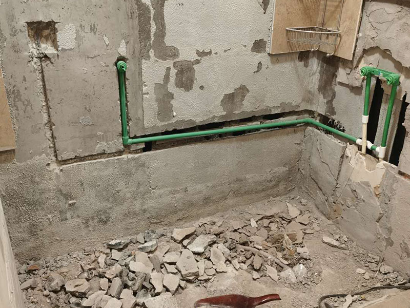 衛(wèi)生間改水管：一般衛(wèi)生間都有分冷熱水管，材質(zhì)多為PPR管，冷熱管之間的間距不能過近。 衛(wèi)生間水管都是從房頂過，這樣可以減少人為損壞的幾率。冷熱管的接口、出口處須平行。一般左邊為熱、右邊是冷水管。 管道的線路設(shè)計應(yīng)是避免彎曲，盡可能遠離電路。最后，管卡的位置坡度等也應(yīng)符合需求，每個閥門要安裝平整，方便日后的使用和維護。 冷、熱水管均為入墻做法，開槽時需檢查槽的深度，冷熱水管不能同槽。 安裝熱水器進出水口時，進水的閥門和進氣的閥門一定要考慮并應(yīng)安裝在相應(yīng)的位置。 安裝熱水管時需注意區(qū)別熱水器的進水口和出水口，進水口接上總閥門，出水口接通向衛(wèi)生間管道。安裝好后先打開閥門確定下無漏水等情況存在，最后在衛(wèi)生間安裝好水龍頭、花灑等即可。淋浴水管高度在1.8M--2.1M之間。