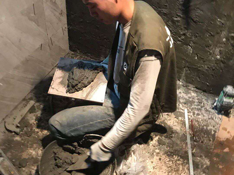 衛(wèi)生間貼磚：測量高度；按照圖紙標(biāo)注的開始鋪貼高度，用尺在墻壁上量出這個高度標(biāo)準(zhǔn)，畫出直線作好記號。 添抹泥漿；將和好的泥漿抹在瓷磚上，泥漿抹得要厚實、均勻，這樣瓷磚才不會空鼓。 做好支架；將做好的支架放在瓷磚下面，支架的作用是支撐起瓷磚，防止瓷磚掉下來。 鋪貼瓷磚；將瓷磚鋪貼在已經(jīng)確定好的位置，動作要迅速敏捷，如果動作太慢，泥漿會掉下來。 敲擊密實；用專用橡皮錘子輕輕敲擊瓷磚，讓瓷磚與墻壁接合緊密，保證瓷磚不會空鼓。 測量平直；用直尺靠在瓷磚上測量，看是否水平垂直，這個步驟很重要，如不平直就要返工。 干透嵌縫；等泥漿完全干透后，用三角刮刀將膩子填進(jìn)瓷磚縫隙，由于縫隙小嵌縫時要非常認(rèn)真。 清潔表面；用抹布將瓷磚上的殘余膩子擦干凈，抹布最好用濕的，如果膩子干了也極容易擦掉。