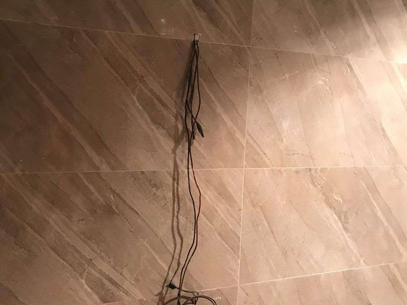 衛(wèi)生間貼磚：測量高度；按照圖紙標(biāo)注的開始鋪貼高度，用尺在墻壁上量出這個高度標(biāo)準(zhǔn)，畫出直線作好記號。 添抹泥漿；將和好的泥漿抹在瓷磚上，泥漿抹得要厚實、均勻，這樣瓷磚才不會空鼓。 做好支架；將做好的支架放在瓷磚下面，支架的作用是支撐起瓷磚，防止瓷磚掉下來。 鋪貼瓷磚；將瓷磚鋪貼在已經(jīng)確定好的位置，動作要迅速敏捷，如果動作太慢，泥漿會掉下來。 敲擊密實；用專用橡皮錘子輕輕敲擊瓷磚，讓瓷磚與墻壁接合緊密，保證瓷磚不會空鼓。 測量平直；用直尺靠在瓷磚上測量，看是否水平垂直，這個步驟很重要，如不平直就要返工。 干透嵌縫；等泥漿完全干透后，用三角刮刀將膩子填進(jìn)瓷磚縫隙，由于縫隙小嵌縫時要非常認(rèn)真。 清潔表面；用抹布將瓷磚上的殘余膩子擦干凈，抹布最好用濕的，如果膩子干了也極容易擦掉。