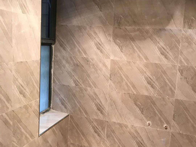 衛(wèi)生間貼磚：測量高度；按照圖紙標(biāo)注的開始鋪貼高度，用尺在墻壁上量出這個高度標(biāo)準(zhǔn)，畫出直線作好記號。 添抹泥漿；將和好的泥漿抹在瓷磚上，泥漿抹得要厚實、均勻，這樣瓷磚才不會空鼓。 做好支架；將做好的支架放在瓷磚下面，支架的作用是支撐起瓷磚，防止瓷磚掉下來。 鋪貼瓷磚；將瓷磚鋪貼在已經(jīng)確定好的位置，動作要迅速敏捷，如果動作太慢，泥漿會掉下來。 敲擊密實；用專用橡皮錘子輕輕敲擊瓷磚，讓瓷磚與墻壁接合緊密，保證瓷磚不會空鼓。 測量平直；用直尺靠在瓷磚上測量，看是否水平垂直，這個步驟很重要，如不平直就要返工。 干透嵌縫；等泥漿完全干透后，用三角刮刀將膩子填進(jìn)瓷磚縫隙，由于縫隙小嵌縫時要非常認(rèn)真。 清潔表面；用抹布將瓷磚上的殘余膩子擦干凈，抹布最好用濕的，如果膩子干了也極容易擦掉。