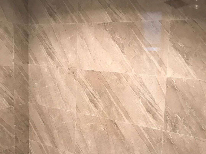 衛(wèi)生間貼磚：測量高度；按照圖紙標(biāo)注的開始鋪貼高度，用尺在墻壁上量出這個高度標(biāo)準(zhǔn)，畫出直線作好記號。 添抹泥漿；將和好的泥漿抹在瓷磚上，泥漿抹得要厚實、均勻，這樣瓷磚才不會空鼓。 做好支架；將做好的支架放在瓷磚下面，支架的作用是支撐起瓷磚，防止瓷磚掉下來。 鋪貼瓷磚；將瓷磚鋪貼在已經(jīng)確定好的位置，動作要迅速敏捷，如果動作太慢，泥漿會掉下來。 敲擊密實；用專用橡皮錘子輕輕敲擊瓷磚，讓瓷磚與墻壁接合緊密，保證瓷磚不會空鼓。 測量平直；用直尺靠在瓷磚上測量，看是否水平垂直，這個步驟很重要，如不平直就要返工。 干透嵌縫；等泥漿完全干透后，用三角刮刀將膩子填進(jìn)瓷磚縫隙，由于縫隙小嵌縫時要非常認(rèn)真。 清潔表面；用抹布將瓷磚上的殘余膩子擦干凈，抹布最好用濕的，如果膩子干了也極容易擦掉。