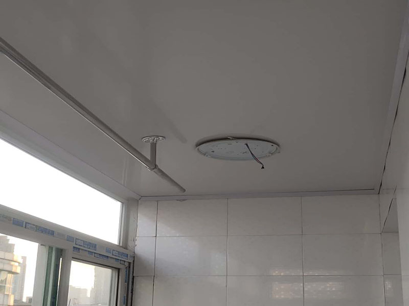 陽(yáng)臺(tái)吊頂安裝:陽(yáng)臺(tái)鋁扣板吊頂，首先要依據(jù)樓層標(biāo)高水平線，然后用尺豎向量至頂棚設(shè)計(jì)標(biāo)高，同時(shí)在頂板上彈在龍骨位置線，還要將頂棚的標(biāo)高水平線彈在墻面上。 在可使用木龍骨，也能夠使用輕鋼龍骨的情況下盡可能使用輕鋼龍骨。這是由于木材的漲縮比較大，容易致使結(jié)構(gòu)變形。 設(shè)計(jì)以及施工中注意伸縮縫。每一道接縫處都應(yīng)留有伸縮縫，并倒成四五度角，以避免應(yīng)力積累。 輕鋼龍骨或者木龍骨安裝平整，間距規(guī)范。 自攻釘要均勻散布，保證每一顆自攻釘經(jīng)受的力接近，否則易構(gòu)成邊鎖反映使結(jié)構(gòu)失去不亂性而發(fā)生變形裂痕。