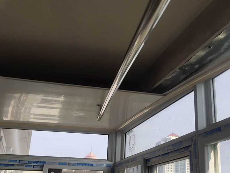 陽(yáng)臺(tái)吊頂安裝:陽(yáng)臺(tái)鋁扣板吊頂，首先要依據(jù)樓層標(biāo)高水平線，然后用尺豎向量至頂棚設(shè)計(jì)標(biāo)高，同時(shí)在頂板上彈在龍骨位置線，還要將頂棚的標(biāo)高水平線彈在墻面上。 在可使用木龍骨，也能夠使用輕鋼龍骨的情況下盡可能使用輕鋼龍骨。這是由于木材的漲縮比較大，容易致使結(jié)構(gòu)變形。 設(shè)計(jì)以及施工中注意伸縮縫。每一道接縫處都應(yīng)留有伸縮縫，并倒成四五度角，以避免應(yīng)力積累。 輕鋼龍骨或者木龍骨安裝平整，間距規(guī)范。 自攻釘要均勻散布，保證每一顆自攻釘經(jīng)受的力接近，否則易構(gòu)成邊鎖反映使結(jié)構(gòu)失去不亂性而發(fā)生變形裂痕。