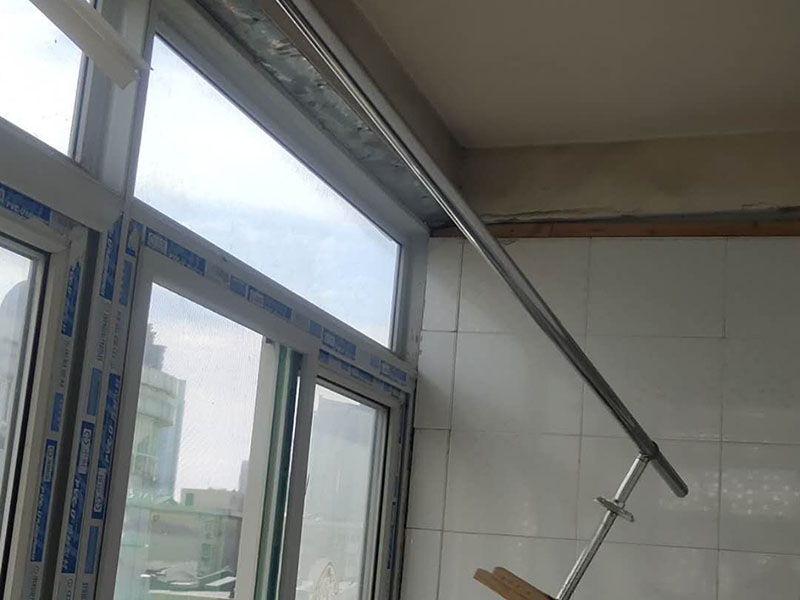 陽(yáng)臺(tái)吊頂安裝:陽(yáng)臺(tái)鋁扣板吊頂，首先要依據(jù)樓層標(biāo)高水平線，然后用尺豎向量至頂棚設(shè)計(jì)標(biāo)高，同時(shí)在頂板上彈在龍骨位置線，還要將頂棚的標(biāo)高水平線彈在墻面上。 在可使用木龍骨，也能夠使用輕鋼龍骨的情況下盡可能使用輕鋼龍骨。這是由于木材的漲縮比較大，容易致使結(jié)構(gòu)變形。 設(shè)計(jì)以及施工中注意伸縮縫。每一道接縫處都應(yīng)留有伸縮縫，并倒成四五度角，以避免應(yīng)力積累。 輕鋼龍骨或者木龍骨安裝平整，間距規(guī)范。 自攻釘要均勻散布，保證每一顆自攻釘經(jīng)受的力接近，否則易構(gòu)成邊鎖反映使結(jié)構(gòu)失去不亂性而發(fā)生變形裂痕。