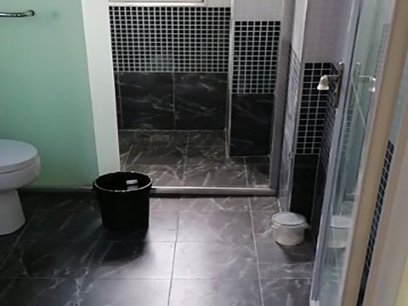 浴室防水貼磚裝修：一是墻磚應(yīng)從下向上鋪貼,且一面墻不能一次貼到頂,接縫一般為1~3毫米; 二是鋪貼前要先處理墻面的平整,處理裂縫; 三是粘結(jié)材料的涂抹要中間稍高于四周,用橡膠錘敲擊表面以固定,這樣一來可以避免空氣積存于粘結(jié)層中。同時要進行水平檢測; 四是粘結(jié)材料要挑和適當,一般墻面水泥與沙比例為1:4,地面水泥與沙比例為1:32. 地面要打平。有一些土建地面是不平的,遇到這種情況大家應(yīng)該把不平的地方用水泥沙漿鋪平。鋪設(shè)時可以用不同的色彩的瓷磚(較深色的)把周圍框起來,而框內(nèi)的瓷磚用較淺色的。當然,廚房跟廁所的地面一定要有傾斜度,這樣是為了方便排水