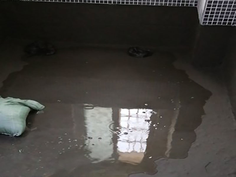 浴室防水貼磚裝修：一是墻磚應(yīng)從下向上鋪貼,且一面墻不能一次貼到頂,接縫一般為1~3毫米; 二是鋪貼前要先處理墻面的平整,處理裂縫; 三是粘結(jié)材料的涂抹要中間稍高于四周,用橡膠錘敲擊表面以固定,這樣一來可以避免空氣積存于粘結(jié)層中。同時要進行水平檢測; 四是粘結(jié)材料要挑和適當,一般墻面水泥與沙比例為1:4,地面水泥與沙比例為1:32. 地面要打平。有一些土建地面是不平的,遇到這種情況大家應(yīng)該把不平的地方用水泥沙漿鋪平。鋪設(shè)時可以用不同的色彩的瓷磚(較深色的)把周圍框起來,而框內(nèi)的瓷磚用較淺色的。當然,廚房跟廁所的地面一定要有傾斜度,這樣是為了方便排水