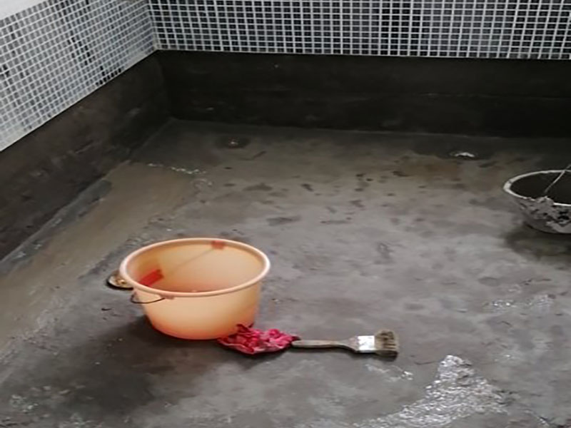 浴室防水貼磚裝修：一是墻磚應(yīng)從下向上鋪貼,且一面墻不能一次貼到頂,接縫一般為1~3毫米; 二是鋪貼前要先處理墻面的平整,處理裂縫; 三是粘結(jié)材料的涂抹要中間稍高于四周,用橡膠錘敲擊表面以固定,這樣一來可以避免空氣積存于粘結(jié)層中。同時要進行水平檢測; 四是粘結(jié)材料要挑和適當,一般墻面水泥與沙比例為1:4,地面水泥與沙比例為1:32. 地面要打平。有一些土建地面是不平的,遇到這種情況大家應(yīng)該把不平的地方用水泥沙漿鋪平。鋪設(shè)時可以用不同的色彩的瓷磚(較深色的)把周圍框起來,而框內(nèi)的瓷磚用較淺色的。當然,廚房跟廁所的地面一定要有傾斜度,這樣是為了方便排水