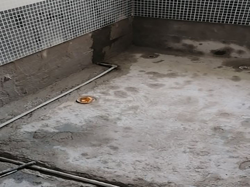 浴室防水貼磚裝修：一是墻磚應(yīng)從下向上鋪貼,且一面墻不能一次貼到頂,接縫一般為1~3毫米; 二是鋪貼前要先處理墻面的平整,處理裂縫; 三是粘結(jié)材料的涂抹要中間稍高于四周,用橡膠錘敲擊表面以固定,這樣一來可以避免空氣積存于粘結(jié)層中。同時要進行水平檢測; 四是粘結(jié)材料要挑和適當,一般墻面水泥與沙比例為1:4,地面水泥與沙比例為1:32. 地面要打平。有一些土建地面是不平的,遇到這種情況大家應(yīng)該把不平的地方用水泥沙漿鋪平。鋪設(shè)時可以用不同的色彩的瓷磚(較深色的)把周圍框起來,而框內(nèi)的瓷磚用較淺色的。當然,廚房跟廁所的地面一定要有傾斜度,這樣是為了方便排水