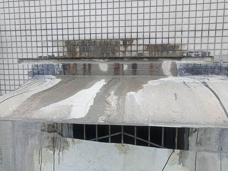 窗戶外墻防水切割：1、外墻防水不建議用防水涂料，防水涂料施工后需要做一層保護(hù)層；2、防水需要在水泥基面施工，如果貼了瓷磚，還需要把瓷磚鏟除再施工；3、外墻防水最好使用砂漿防水劑，做好后可以與原有的水泥基面形成一個(gè)整體，且不會(huì)被雨水中的酸、堿等物質(zhì)破壞。