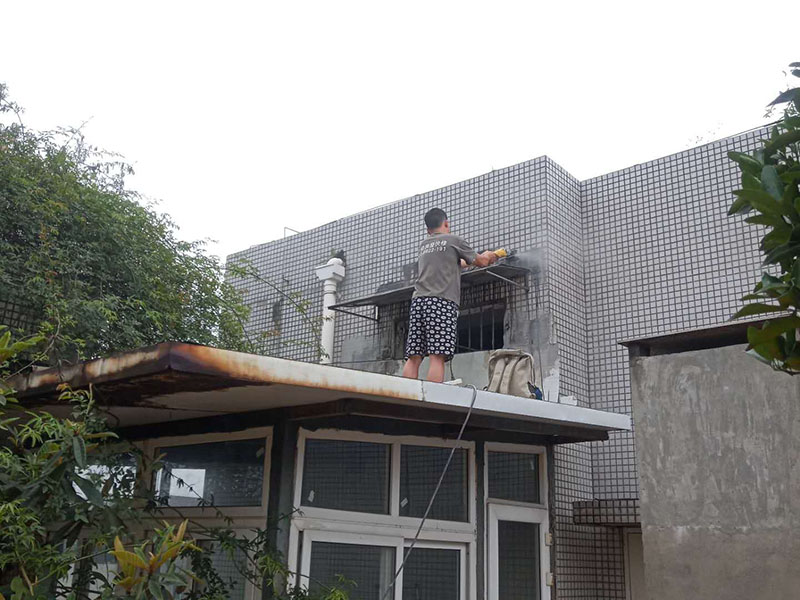 窗戶外墻防水切割：1、外墻防水不建議用防水涂料，防水涂料施工后需要做一層保護(hù)層；2、防水需要在水泥基面施工，如果貼了瓷磚，還需要把瓷磚鏟除再施工；3、外墻防水最好使用砂漿防水劑，做好后可以與原有的水泥基面形成一個(gè)整體，且不會(huì)被雨水中的酸、堿等物質(zhì)破壞。