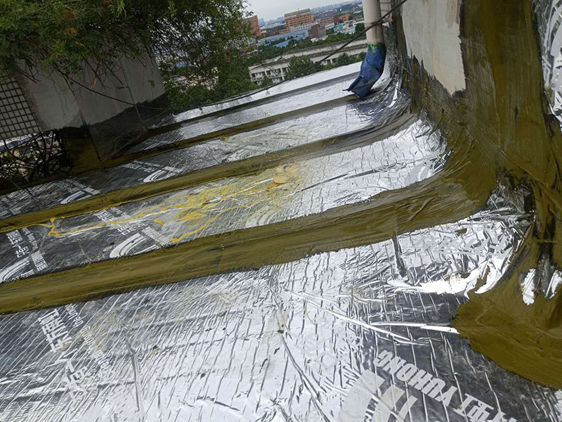 露臺(tái)頂面防水:將原防水層鏟除之后，再找平，將原來下部保溫層里存的水進(jìn)行排干，設(shè)一些排氣孔做排氣措施，將保溫層里的水分排干。 把基面處理成堅(jiān)固、平整、干凈，無灰塵、油膩、蠟等以及其它碎屑物質(zhì)；基面有孔隙、裂縫、不平等缺陷的，須預(yù)先用水泥砂漿修補(bǔ)抹平，確?；娉浞譂駶?rùn)，但無明水，有泛水坡度。 防水材料建議選擇柔嫩型的聚合物水泥基防水涂/漿料，這類產(chǎn)品是水性涂料、無毒無害無污染、和水泥基材粘接緊密、使用壽命長(zhǎng)、防水效果強(qiáng)。 做好坡度3&deg;的排水坡；柔韌型的防水涂料前后兩次呈&ldquo;十&rdquo;字涂刷兩遍，總厚度不超過2㎜。