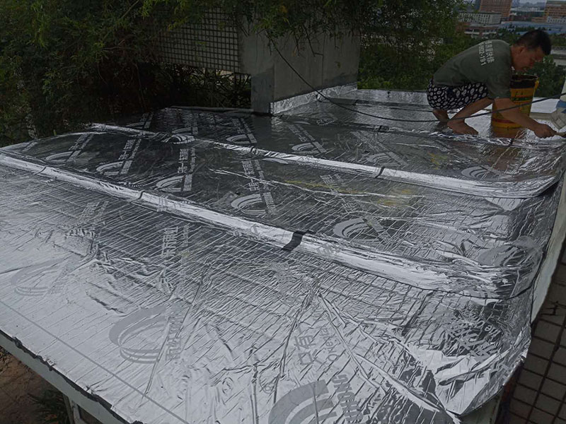 露臺(tái)頂面防水:將原防水層鏟除之后，再找平，將原來下部保溫層里存的水進(jìn)行排干，設(shè)一些排氣孔做排氣措施，將保溫層里的水分排干。 把基面處理成堅(jiān)固、平整、干凈，無灰塵、油膩、蠟等以及其它碎屑物質(zhì)；基面有孔隙、裂縫、不平等缺陷的，須預(yù)先用水泥砂漿修補(bǔ)抹平，確?；娉浞譂駶?rùn)，但無明水，有泛水坡度。 防水材料建議選擇柔嫩型的聚合物水泥基防水涂/漿料，這類產(chǎn)品是水性涂料、無毒無害無污染、和水泥基材粘接緊密、使用壽命長(zhǎng)、防水效果強(qiáng)。 做好坡度3&deg;的排水坡；柔韌型的防水涂料前后兩次呈&ldquo;十&rdquo;字涂刷兩遍，總厚度不超過2㎜。