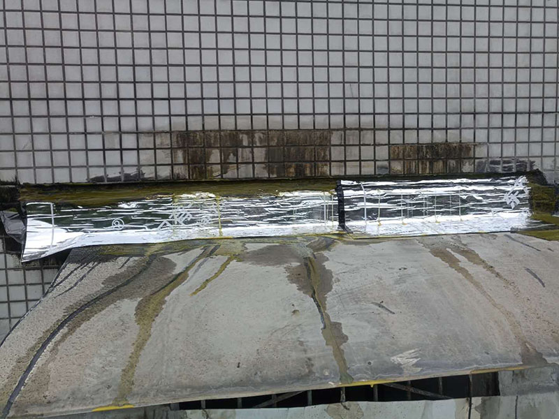 露臺(tái)頂面防水:將原防水層鏟除之后，再找平，將原來下部保溫層里存的水進(jìn)行排干，設(shè)一些排氣孔做排氣措施，將保溫層里的水分排干。 把基面處理成堅(jiān)固、平整、干凈，無灰塵、油膩、蠟等以及其它碎屑物質(zhì)；基面有孔隙、裂縫、不平等缺陷的，須預(yù)先用水泥砂漿修補(bǔ)抹平，確?；娉浞譂駶?rùn)，但無明水，有泛水坡度。 防水材料建議選擇柔嫩型的聚合物水泥基防水涂/漿料，這類產(chǎn)品是水性涂料、無毒無害無污染、和水泥基材粘接緊密、使用壽命長(zhǎng)、防水效果強(qiáng)。 做好坡度3&deg;的排水坡；柔韌型的防水涂料前后兩次呈&ldquo;十&rdquo;字涂刷兩遍，總厚度不超過2㎜。