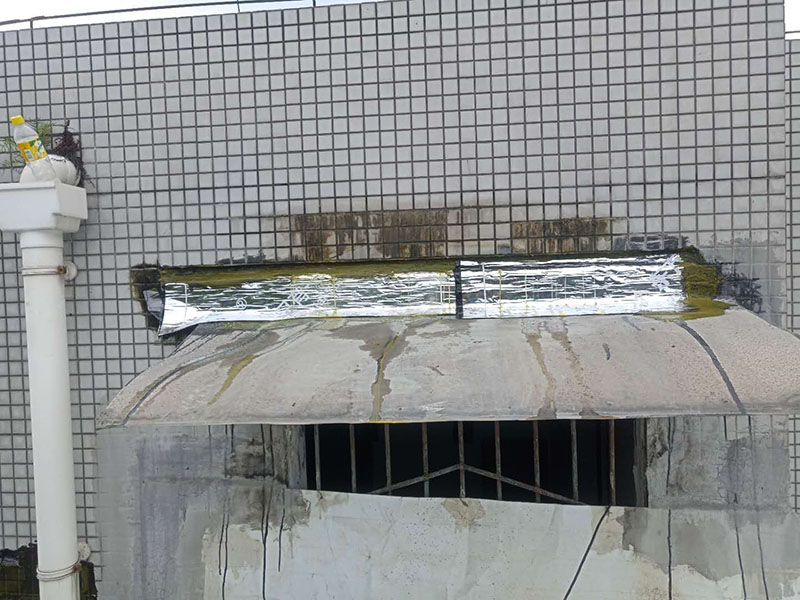 露臺(tái)頂面防水:將原防水層鏟除之后，再找平，將原來下部保溫層里存的水進(jìn)行排干，設(shè)一些排氣孔做排氣措施，將保溫層里的水分排干。 把基面處理成堅(jiān)固、平整、干凈，無灰塵、油膩、蠟等以及其它碎屑物質(zhì)；基面有孔隙、裂縫、不平等缺陷的，須預(yù)先用水泥砂漿修補(bǔ)抹平，確?；娉浞譂駶?rùn)，但無明水，有泛水坡度。 防水材料建議選擇柔嫩型的聚合物水泥基防水涂/漿料，這類產(chǎn)品是水性涂料、無毒無害無污染、和水泥基材粘接緊密、使用壽命長(zhǎng)、防水效果強(qiáng)。 做好坡度3&deg;的排水坡；柔韌型的防水涂料前后兩次呈&ldquo;十&rdquo;字涂刷兩遍，總厚度不超過2㎜。