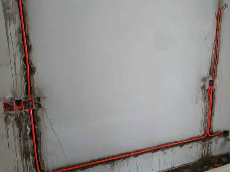 馬桶側(cè)水管安裝:先將之前的舊水管拆掉，先取下兩邊的固定物，在用鉗子將鐵絲擰好，接下來(lái)就是把管子取下來(lái)，舊水管長(zhǎng)時(shí)間使用了，一般都會(huì)出現(xiàn)老化的現(xiàn)象，這時(shí)候沒(méi)有彈性直接掰掉就可以了。 在通便管道的那頭接口，原本的膠皮還黏在上邊，這個(gè)時(shí)候就需要將這個(gè)原本的膠給敲掉。不然新管是不能套進(jìn)去的?？梢杂梅彩苛謥?lái)讓上面的銹跡化解掉。在套新管的還是比較難的，可以利用到剛剛的舊衣服來(lái)擦手，然后在慢慢套管的時(shí)候非常困難。廢舊衣物此時(shí)可以用來(lái)擦手。套管的時(shí)候需要先用鐵圈對(duì)膠皮管口進(jìn)行固定，不然對(duì)接上之后，就帶不上了。 到用舊衣服鋪在馬桶上，是因?yàn)槲覀冊(cè)诎惭b馬桶排水管的時(shí)候，需要接觸到馬桶，所以需要找些衣服來(lái)墊著，這樣就不會(huì)被馬桶擱的疼。如果是已經(jīng)將馬桶排水管安裝好，那就可以來(lái)試試沖水看看，如果是下水很順暢那就是安裝成功