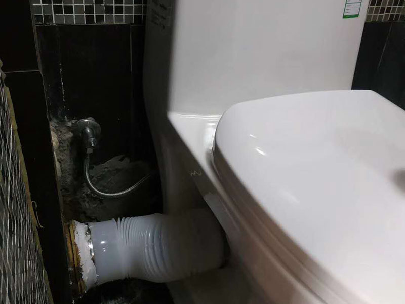 馬桶側(cè)水管安裝:先將之前的舊水管拆掉，先取下兩邊的固定物，在用鉗子將鐵絲擰好，接下來(lái)就是把管子取下來(lái)，舊水管長(zhǎng)時(shí)間使用了，一般都會(huì)出現(xiàn)老化的現(xiàn)象，這時(shí)候沒(méi)有彈性直接掰掉就可以了。 在通便管道的那頭接口，原本的膠皮還黏在上邊，這個(gè)時(shí)候就需要將這個(gè)原本的膠給敲掉。不然新管是不能套進(jìn)去的?？梢杂梅彩苛謥?lái)讓上面的銹跡化解掉。在套新管的還是比較難的，可以利用到剛剛的舊衣服來(lái)擦手，然后在慢慢套管的時(shí)候非常困難。廢舊衣物此時(shí)可以用來(lái)擦手。套管的時(shí)候需要先用鐵圈對(duì)膠皮管口進(jìn)行固定，不然對(duì)接上之后，就帶不上了。 到用舊衣服鋪在馬桶上，是因?yàn)槲覀冊(cè)诎惭b馬桶排水管的時(shí)候，需要接觸到馬桶，所以需要找些衣服來(lái)墊著，這樣就不會(huì)被馬桶擱的疼。如果是已經(jīng)將馬桶排水管安裝好，那就可以來(lái)試試沖水看看，如果是下水很順暢那就是安裝成功