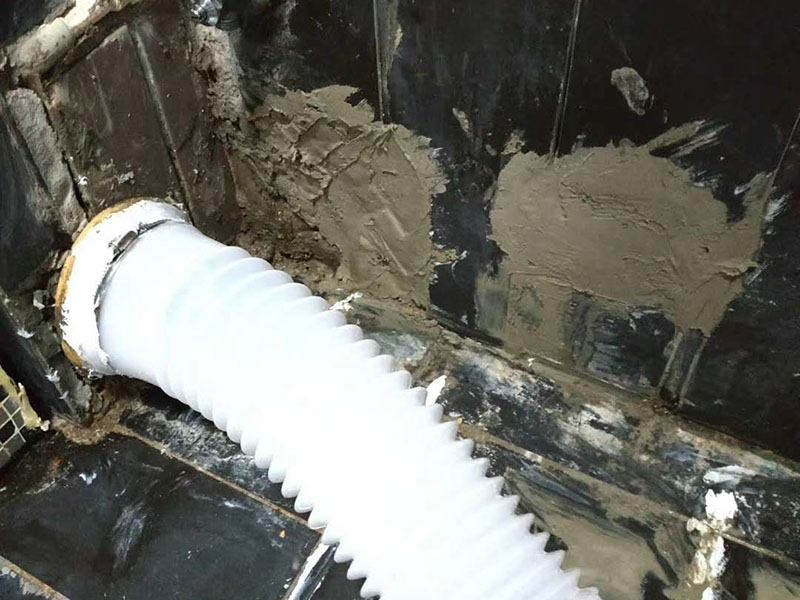 馬桶側(cè)水管安裝:先將之前的舊水管拆掉，先取下兩邊的固定物，在用鉗子將鐵絲擰好，接下來(lái)就是把管子取下來(lái)，舊水管長(zhǎng)時(shí)間使用了，一般都會(huì)出現(xiàn)老化的現(xiàn)象，這時(shí)候沒(méi)有彈性直接掰掉就可以了。 在通便管道的那頭接口，原本的膠皮還黏在上邊，這個(gè)時(shí)候就需要將這個(gè)原本的膠給敲掉。不然新管是不能套進(jìn)去的。可以用凡士林來(lái)讓上面的銹跡化解掉。在套新管的還是比較難的，可以利用到剛剛的舊衣服來(lái)擦手，然后在慢慢套管的時(shí)候非常困難。廢舊衣物此時(shí)可以用來(lái)擦手。套管的時(shí)候需要先用鐵圈對(duì)膠皮管口進(jìn)行固定，不然對(duì)接上之后，就帶不上了。 到用舊衣服鋪在馬桶上，是因?yàn)槲覀冊(cè)诎惭b馬桶排水管的時(shí)候，需要接觸到馬桶，所以需要找些衣服來(lái)墊著，這樣就不會(huì)被馬桶擱的疼。如果是已經(jīng)將馬桶排水管安裝好，那就可以來(lái)試試沖水看看，如果是下水很順暢那就是安裝成功