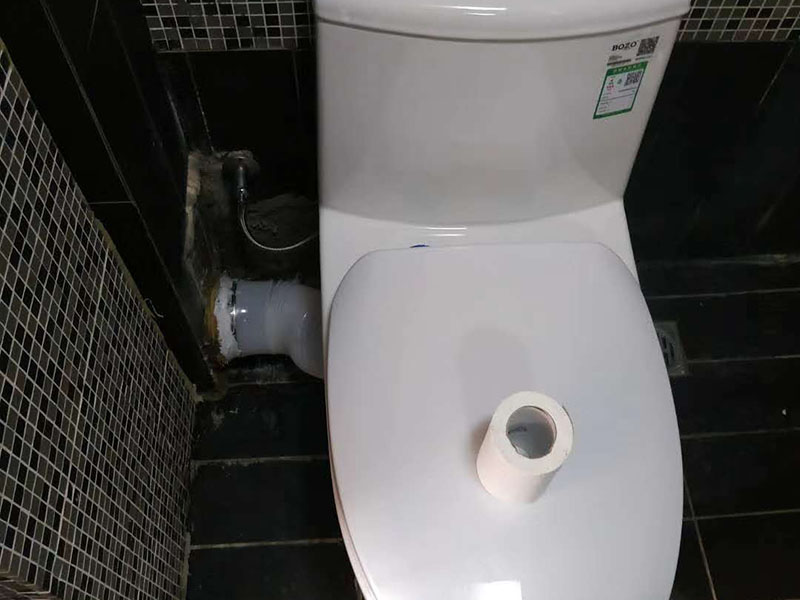 馬桶側(cè)水管安裝:先將之前的舊水管拆掉，先取下兩邊的固定物，在用鉗子將鐵絲擰好，接下來(lái)就是把管子取下來(lái)，舊水管長(zhǎng)時(shí)間使用了，一般都會(huì)出現(xiàn)老化的現(xiàn)象，這時(shí)候沒(méi)有彈性直接掰掉就可以了。 在通便管道的那頭接口，原本的膠皮還黏在上邊，這個(gè)時(shí)候就需要將這個(gè)原本的膠給敲掉。不然新管是不能套進(jìn)去的?？梢杂梅彩苛謥?lái)讓上面的銹跡化解掉。在套新管的還是比較難的，可以利用到剛剛的舊衣服來(lái)擦手，然后在慢慢套管的時(shí)候非常困難。廢舊衣物此時(shí)可以用來(lái)擦手。套管的時(shí)候需要先用鐵圈對(duì)膠皮管口進(jìn)行固定，不然對(duì)接上之后，就帶不上了。 到用舊衣服鋪在馬桶上，是因?yàn)槲覀冊(cè)诎惭b馬桶排水管的時(shí)候，需要接觸到馬桶，所以需要找些衣服來(lái)墊著，這樣就不會(huì)被馬桶擱的疼。如果是已經(jīng)將馬桶排水管安裝好，那就可以來(lái)試試沖水看看，如果是下水很順暢那就是安裝成功